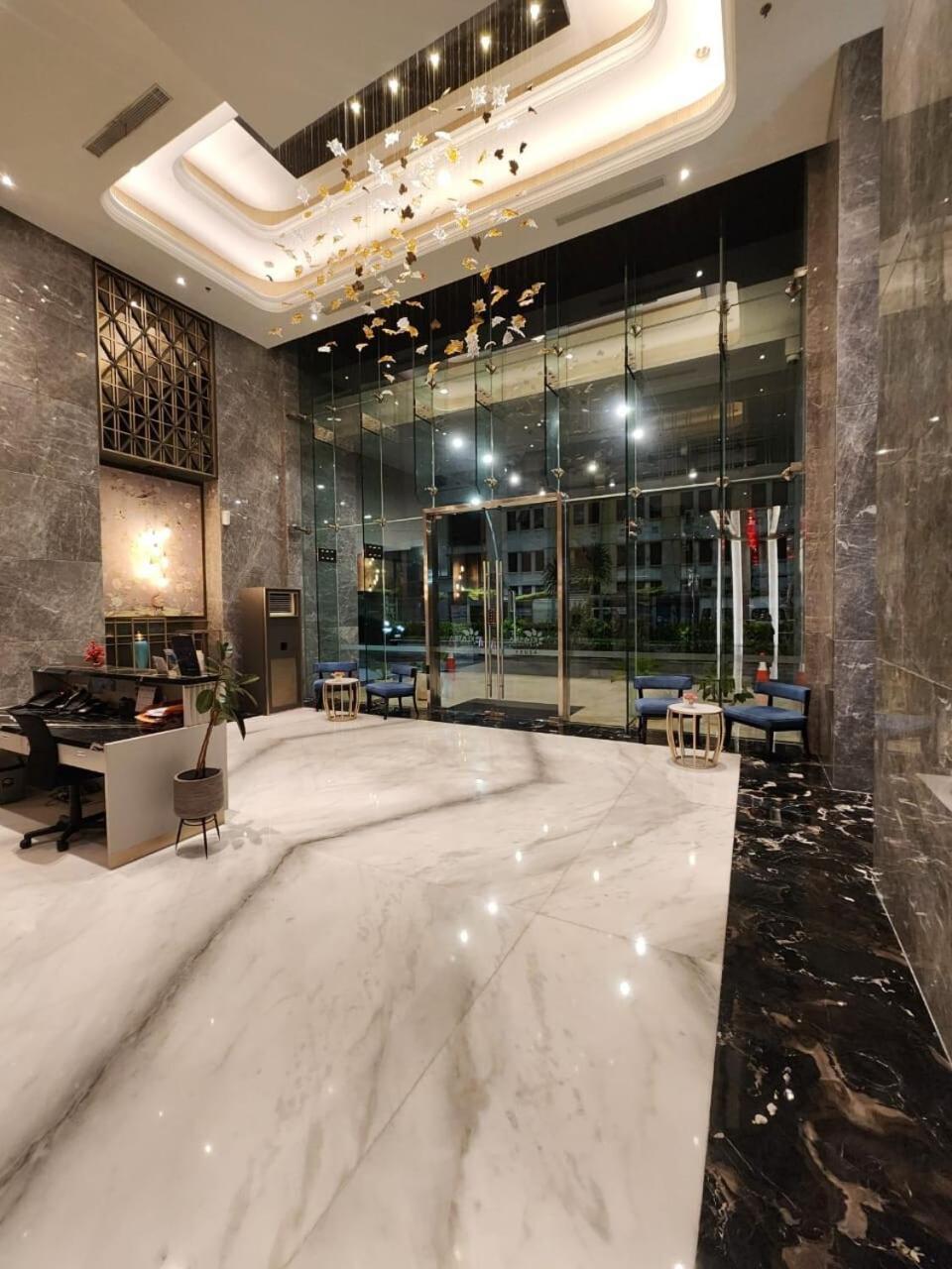 Spacious Comfortable Apartemen South Surabaya Exterior photo