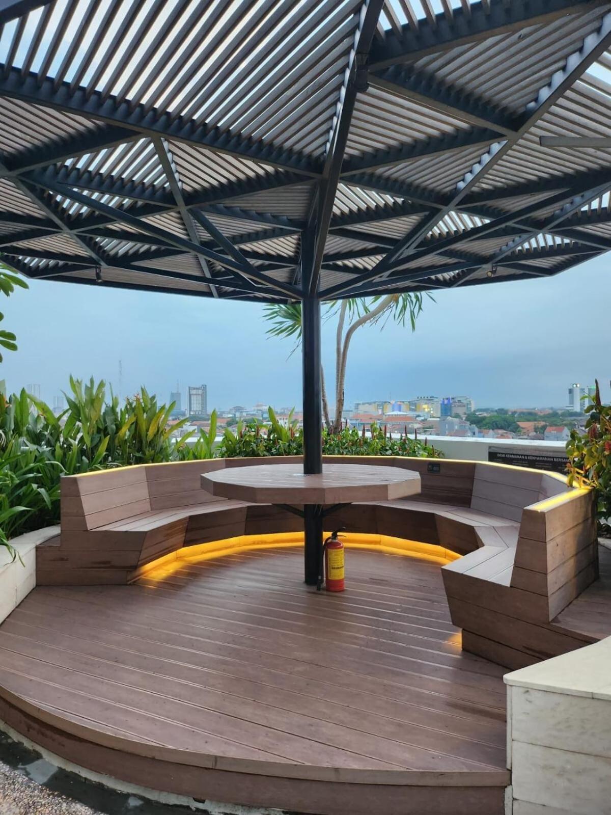 Spacious Comfortable Apartemen South Surabaya Exterior photo