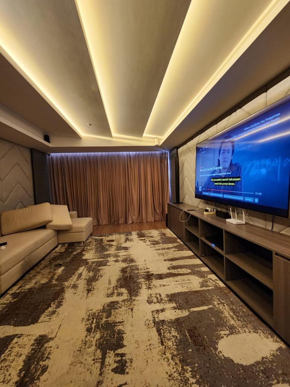 Spacious Comfortable Apartemen South Surabaya Room photo